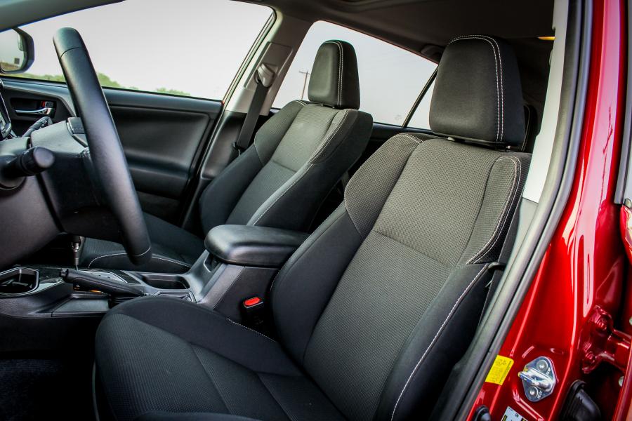 Интерьер Toyota RAV4 Adventure 2017 года  (NA) (фото 15 из 21)